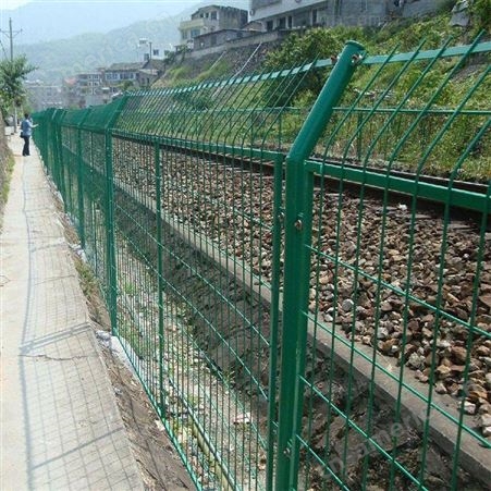 双边丝护栏网 广泛应用于公路 铁路 桥梁 机场 等防护隔离